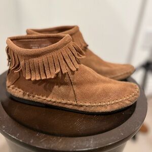 Mini Boden Big Girls/kids Suede Caramel Moccasin Shoes. Size 4. Fall/halloween